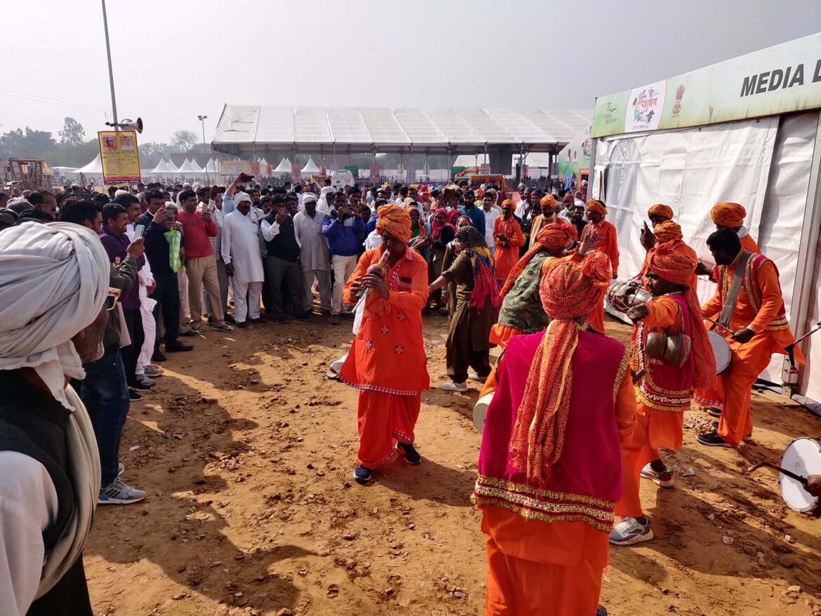 नगाड़ा, बीन, ढोलक, तूंबे की धुन पर थिरक रहे हैं दर्शक मेले में स्वागत का है पारंपरिक इंतजाम