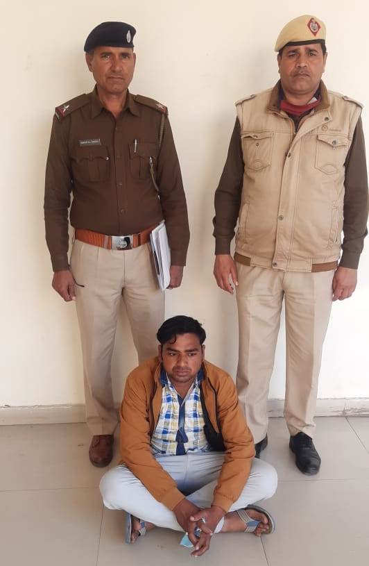 अल्मारी का ताला तोड़कर उसमे से जेवरात व नगदी तथा पिकअप चोरी करने का आरोपी गिरफ्तार  -चोरी किए गए पिकअप, एक जोड़ी सोने के झुमके, दो जोड़ी चांदी की पायल, एक चांदी की चेन तथा 40000/- रुपये किये बरामद