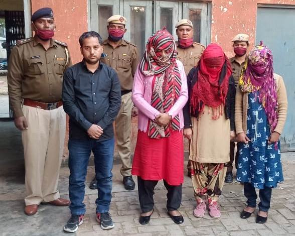 पुलिस ने फिर किया देह व्यापार का भंडाफोड़, तीन लड़कियां व एक लड़का पकड़े