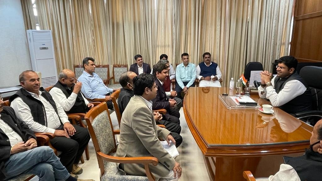 पोर्टल पर पंजीकरण के लिए युवाओं में बढ़ा उत्साह  -डिप्टी सीएम ने अधिकारियों की बैठक की अध्यक्षता की  -उद्योगपतियों को पंजीकरण करने में सहयोग करें – श्री दुष्यंत चौटाला