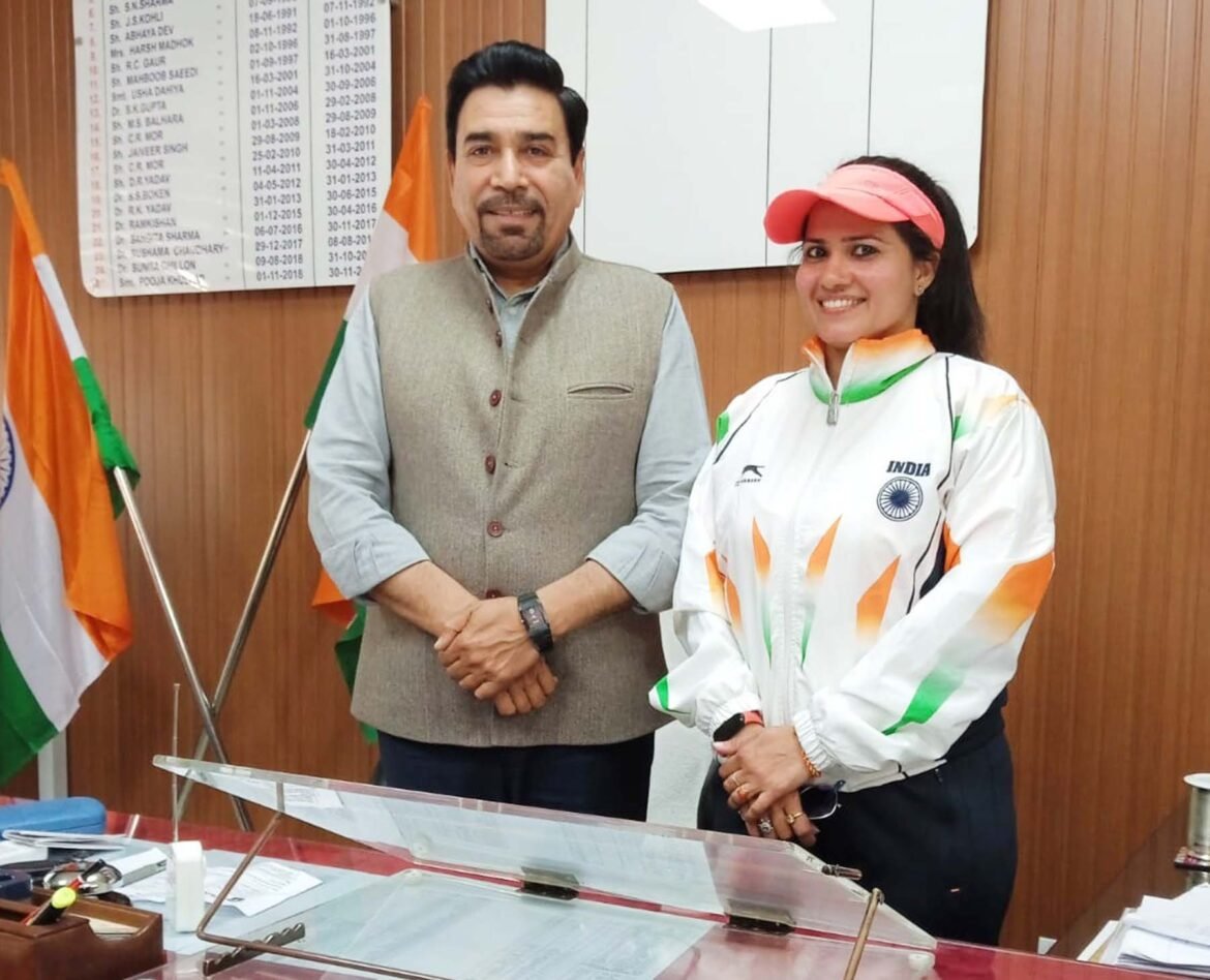 द्रोणाचार्य महाविद्यालय के प्राचार्य डॉ. विरेंद्र अंतिल के साथ रेेनू कादयान।