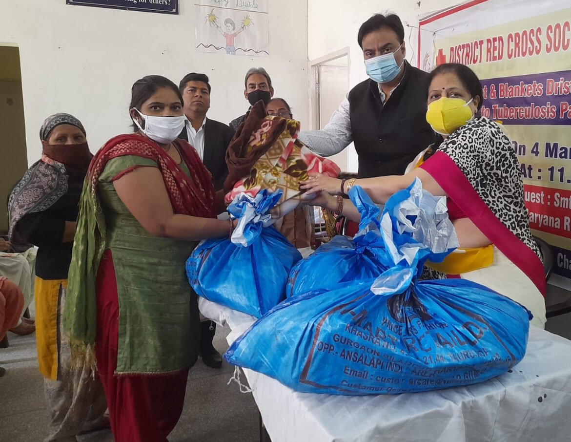 गुरुग्राम जिला रेडक्रॉस सोसायटी में जरूरतमंदों को प्रोटीन डाइट व कम्बल वितरित करती भारतीय रेडक्रॉस सोसायटी हरियाणा राज्य शाखा चंडीगढ़ की कार्यकारिणी समिति की सदस्या एवं कोषाध्यक्ष सुषमा शर्मा।