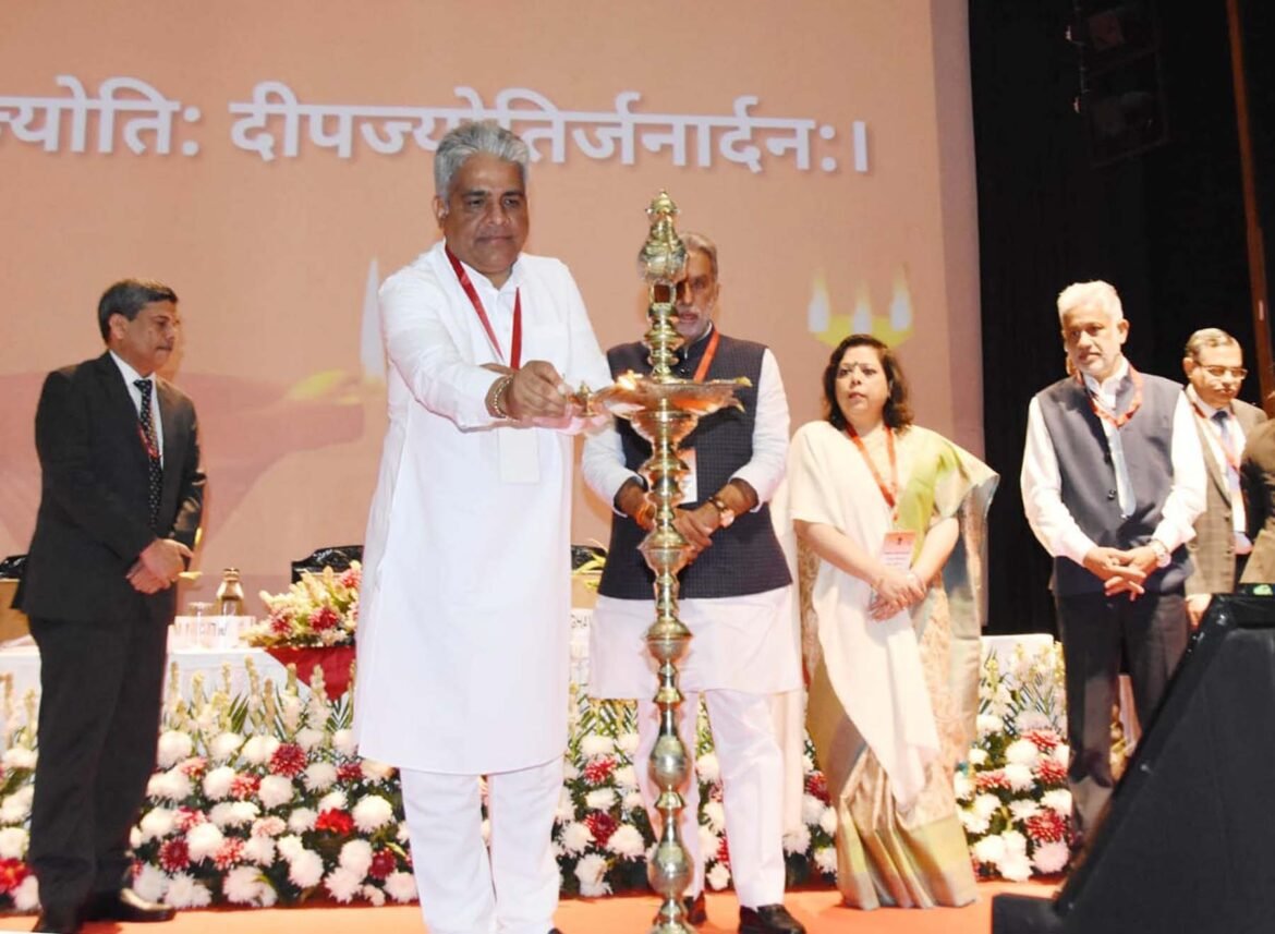 गुरुग्राम के सेक्टर-44 स्थित अपैरल हाउस में दो दिवसीय स्वच्छ वायु संवाद का शुभारंभ करते केंद्रीय मंत्री भूपेंद्र यादव।