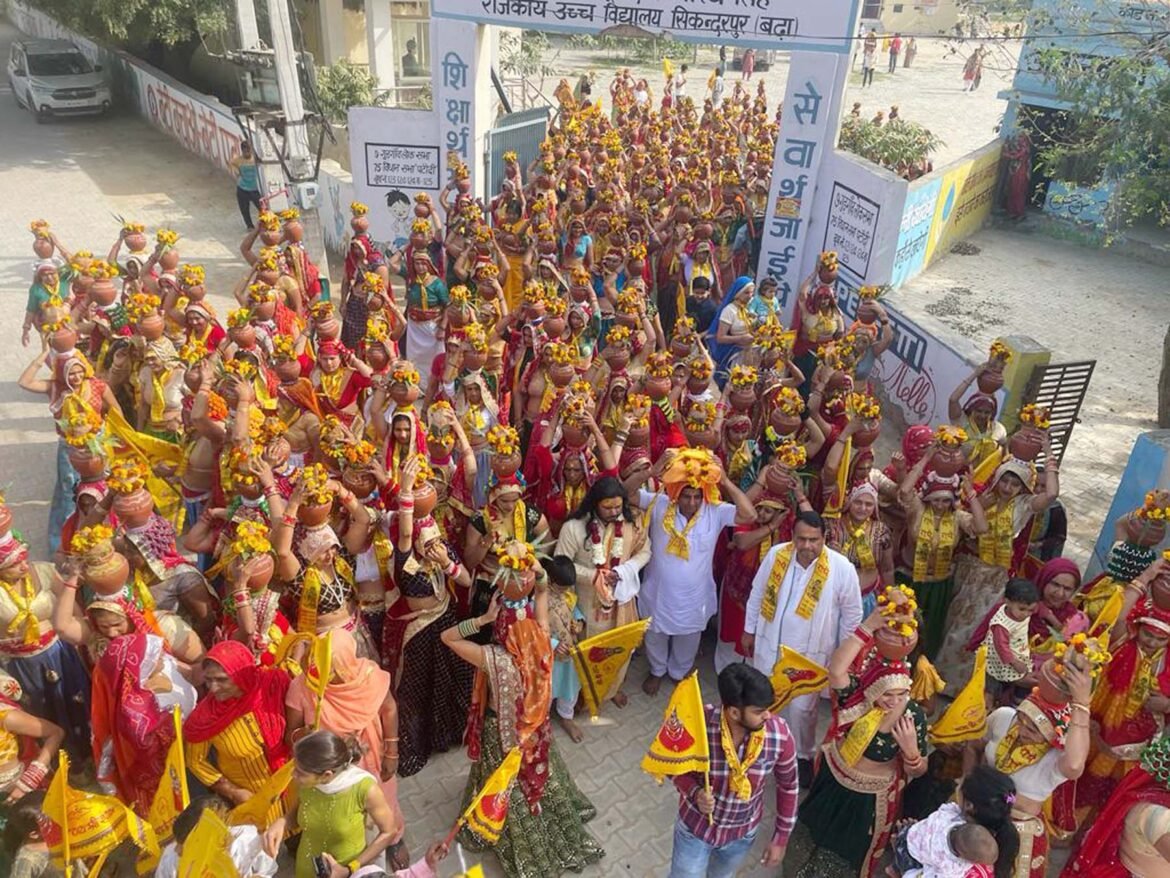 गुरुग्राम के सिकंदरपुर बढ़ा में कलश यात्रा निकालती महिलाएं।