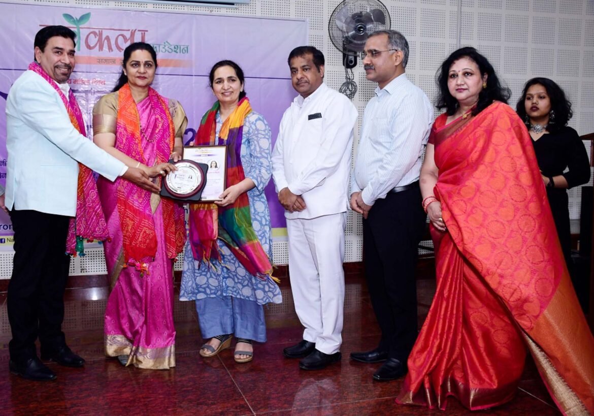 गुरुग्राम के द्रोणाचार्य कालेज में नवकल्प फाउंडेशन की ओर से डा. सुशीला कटारिया को सम्मानित करती सिरसा की सांसद सुनीता दुग्गल व अन्य अतिथि।