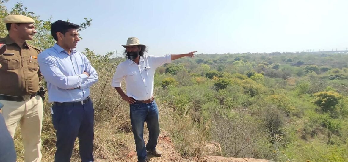 गुरुग्राम में अरावली की श्रृंखलाओं में अरावली बायो डायवर्सिटी पार्क का निरीक्षण करते उपायुक्त निशांत कुमार यादव।