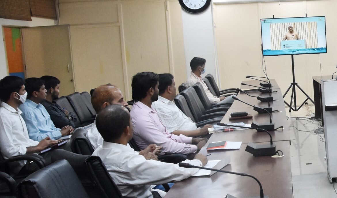 रेवाड़ी में राष्ट्रपति द्वारा लॉंच किए गए जल शक्ति अभियान-कैच दा रेन कार्यक्रम को देखते जिला के अधिकारीगण।
