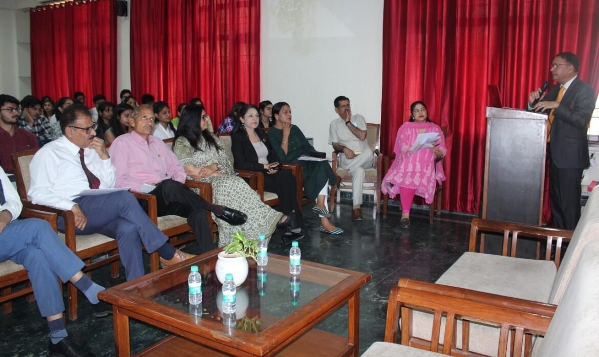 गुरुग्राम विश्वविद्यालय में वैश्विक परिप्रेक्ष्य में औद्योगिक रुझान विषय पर आयोजित कार्यक्रम में बोलते वबाग लिमिटेड बैंकॉक थाईलैंड के सीईओ अनिल के. सरावत। 
