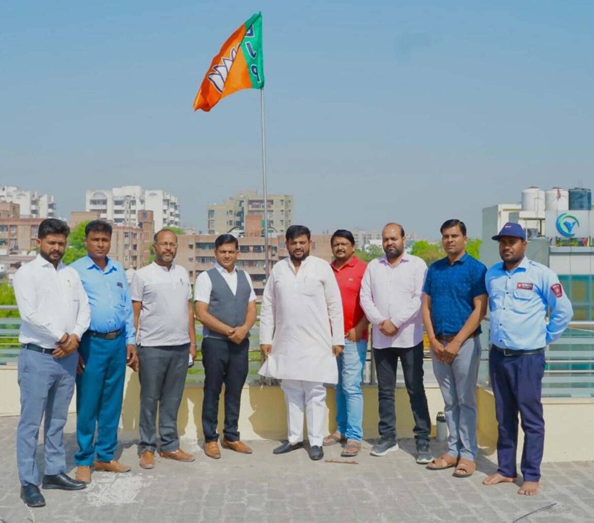 गुरुग्राम में भाजपा के स्थापना दिवस पर ध्वजारोहण करते नवीन गोयल।