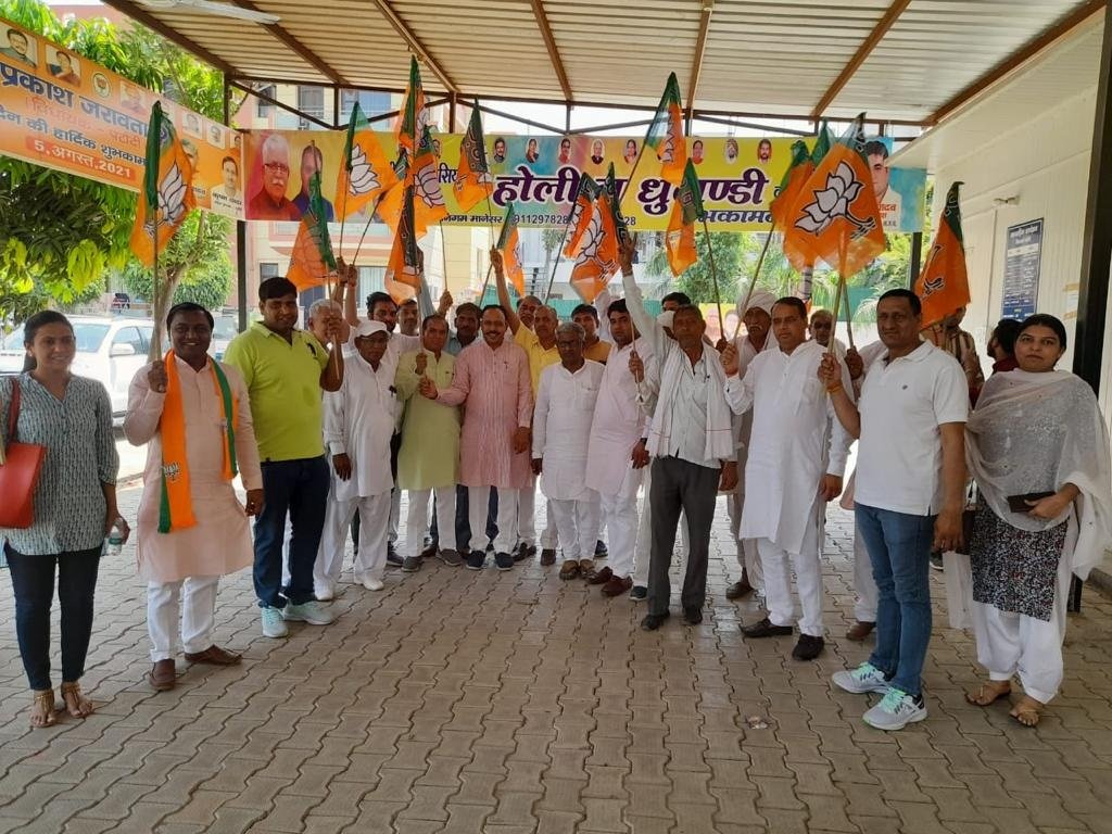भाजपा के स्थापना दिवस पर मानेसर में पार्टी की ध्वज लहराते विधायक व कार्यकर्ता।  