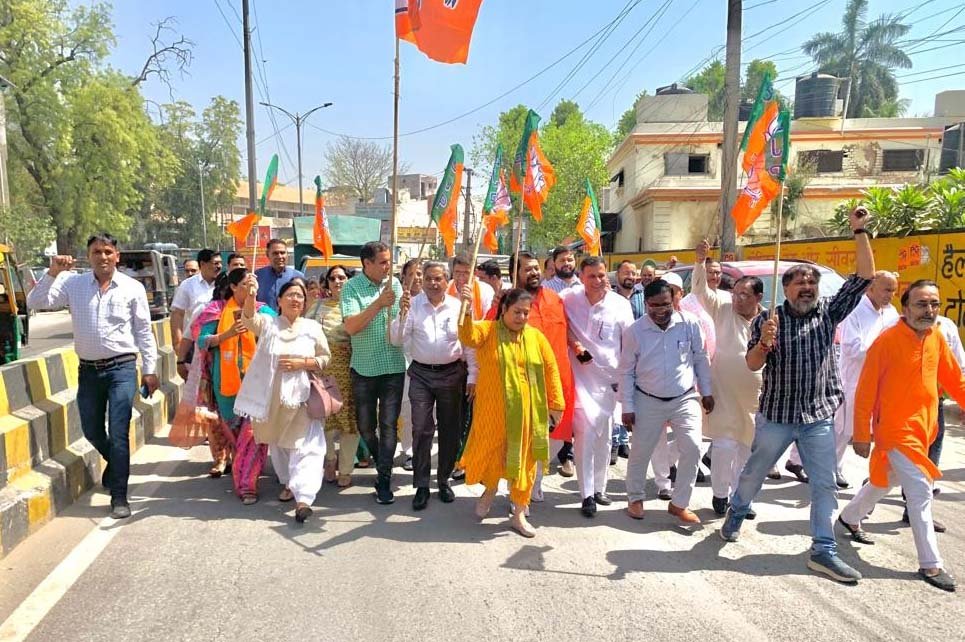 गुरुग्राम में विधायक कार्यालय से भाजपा के स्थापना दिवस पर जुलूस निकालते नेता, कार्यकर्ता।  