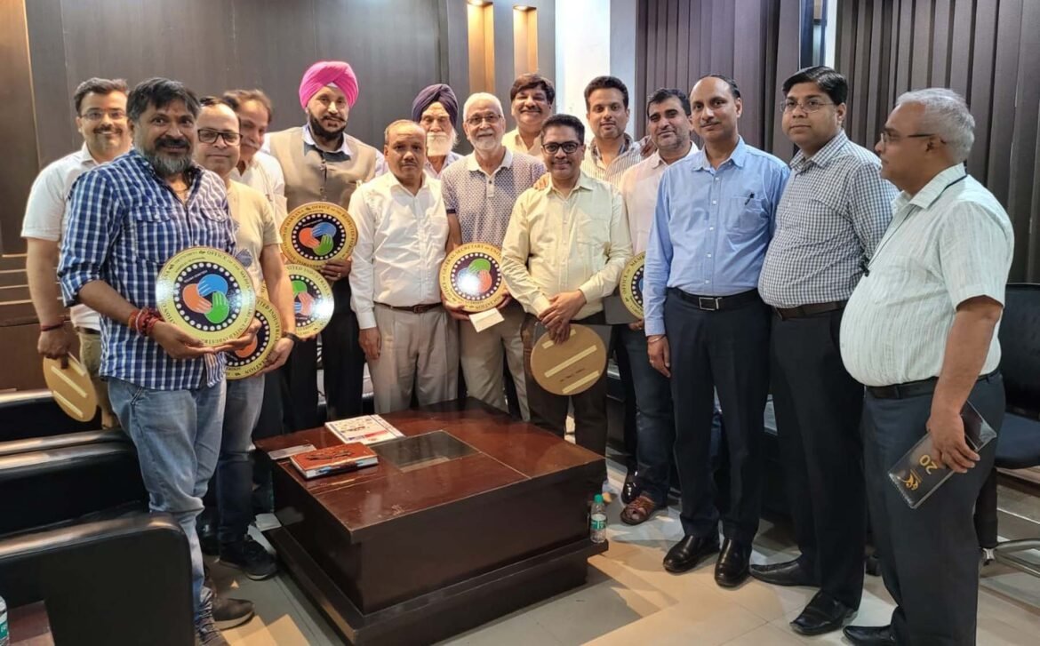 गुरुग्राम यूनाइटेड इंडस्ट्रियल एसोसिएशन की ओर से शपथ कार्यक्रम में मौजूद सदस्य।   