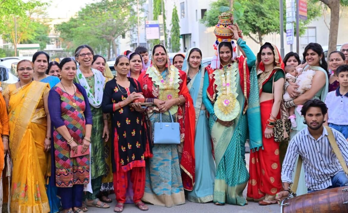 गुरुग्राम के सेक्टर-82 में बेटी जन्म पर कुआं पूजन करने जाती महिलाएं।