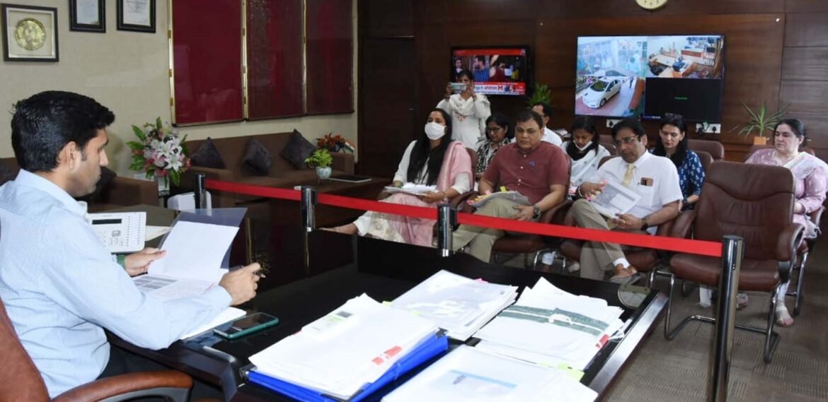 गुरुग्राम में लगने वाले हेल्थ मेले को लेकर बैठक लेते उपायुक्त निशांत कुमार यादव।