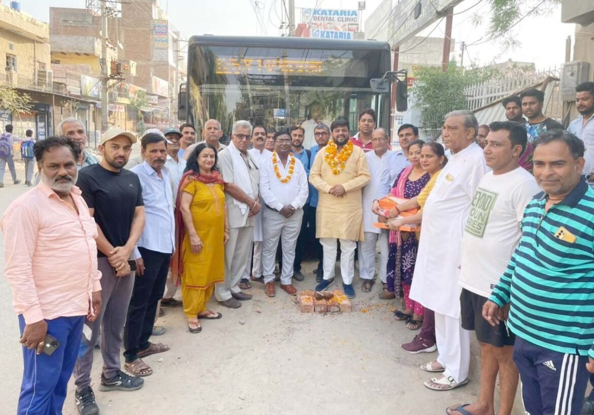  गुरुग्राम के राजेंद्रा पार्क से सिटी बस सेवा की शुरुआत करते भाजपा नेता नवीन गोयल।