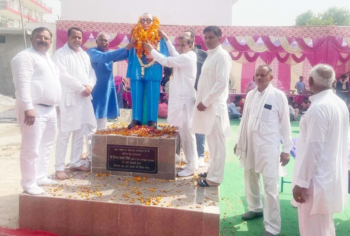 गुरुग्राम के गांव सिकंदरपुर बढ़ा में बाबा साहेब को नमन करते अतिथि।