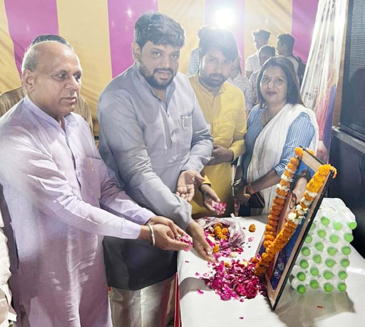 गुरुग्राम के अम्बेडकर नगर में अम्बेडकर जयंती पर बाबा साहेब को श्रद्धांजलि देते भाजपा नेता नवीन गोयल।