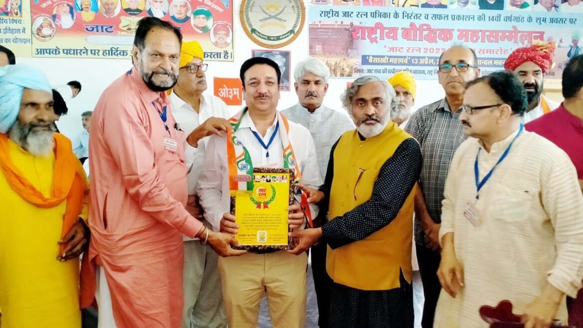 अंतरराष्ट्रीय बौद्धिक महासम्मेलन में वरिष्ठ पत्रकार अमित नेहरा जाट रत्न अवार्ड से सम्मानित करते अतिथि।