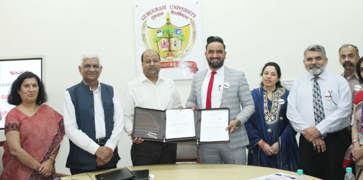  गुरुग्राम विश्वविद्यालय में विवि की इन्द्रप्रस्थ गु्रप के साथ एमओयू साइन करके फाइलों का आदान-प्रदान करते कुलपति व संस्थान के अधिकारी।