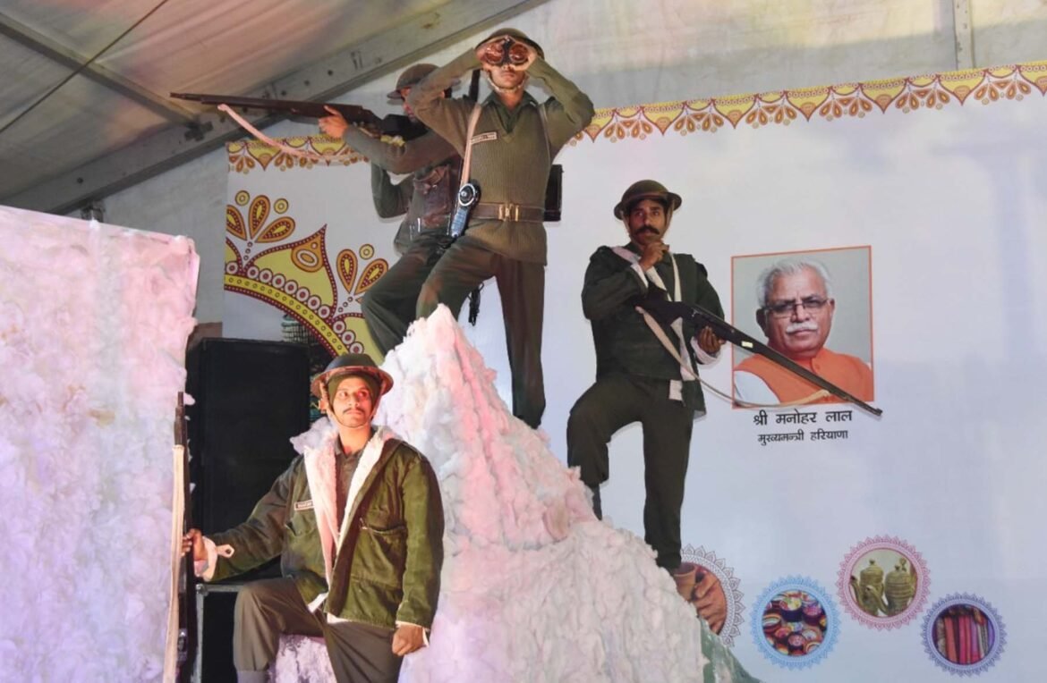 गुरुग्राम के सेक्टर-29 स्थित सरस मेले में रेजांगला के शौर्य गाथा पर नाटक का मंचन करते कलाकार।    
