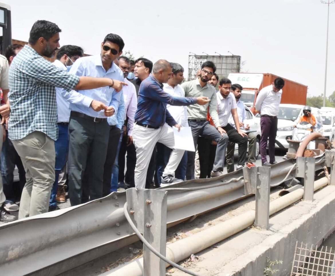गुरुग्राम में जलभराव वाले क्षेत्रों का दौरा करते उपायुक्त निशांत कुमार यादव। 