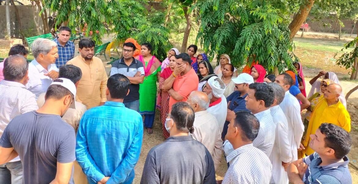 गुरुग्राम की अशोक विहार जे-ब्लॉक कालोनी में पानी की समस्या पर निगम अधिकारी के साथ लोगों से बात करते नवीन गोयल। 