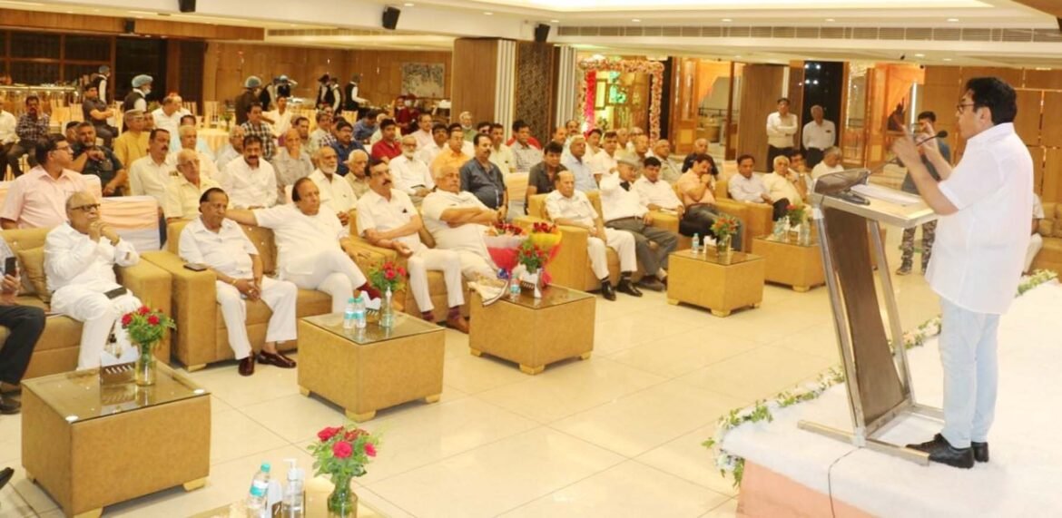 गुरुग्राम में पंजाबी बिरादरी महा संगठन की बैठक में बोलते प्रधान बोधराज सीकरी।  