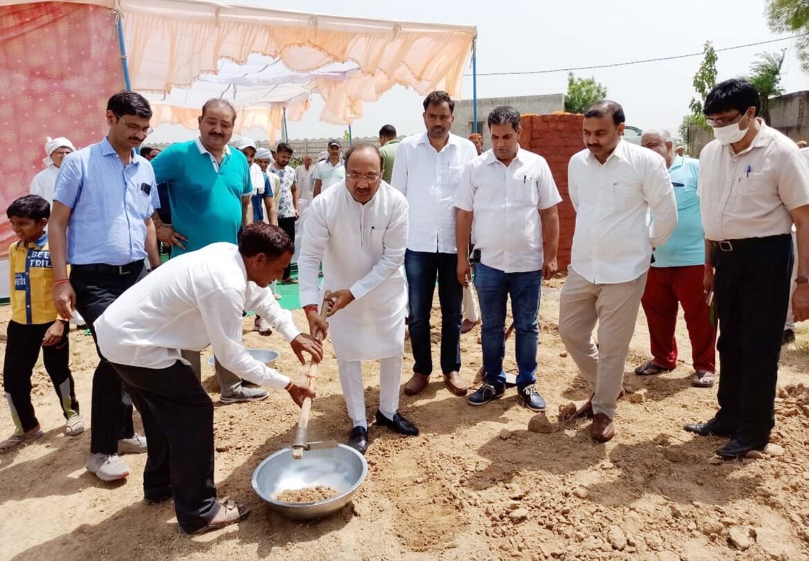 गुरुग्राम के गांव गढ़ी वाजिदपुर में मिशन अमृत सरोवर के तहत तालाब की खुदाई की शुरुआत करते विधायक सुधीर सिंगला।  
