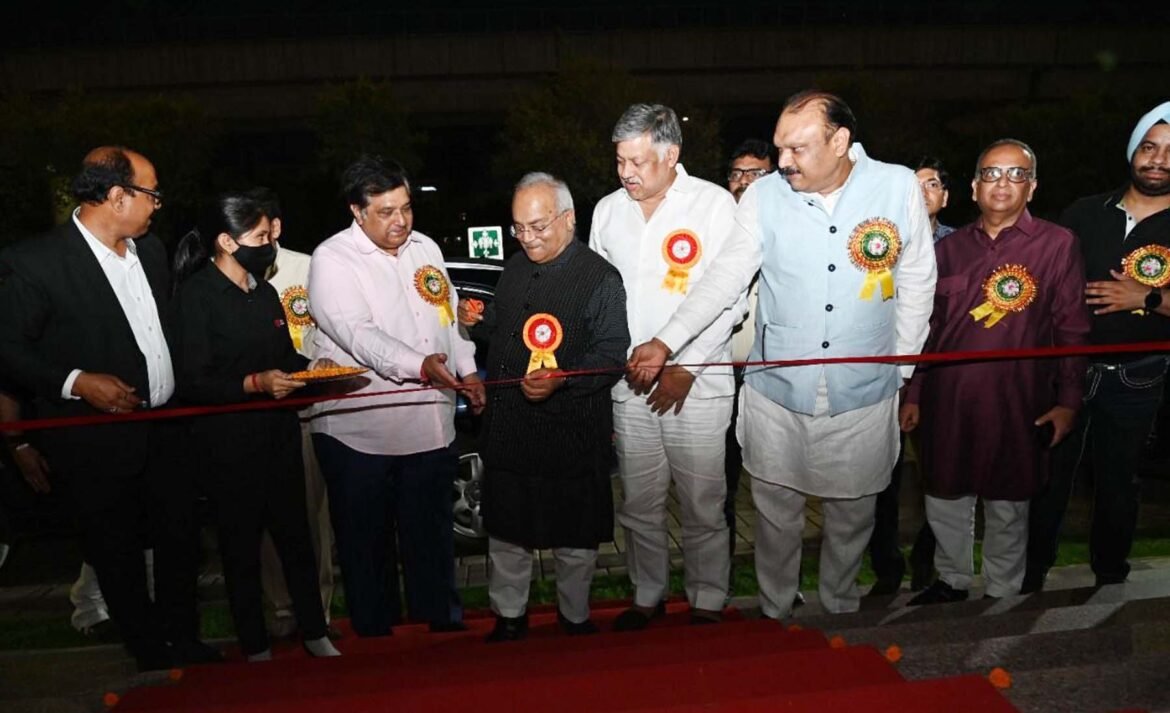 गुरुग्राम में पिकअप एंड ड्रॉप ऑफ प्वायंट का उद्घाटन करते वेदप्रकाश वैदिक व अशोक बुवानीवाला।