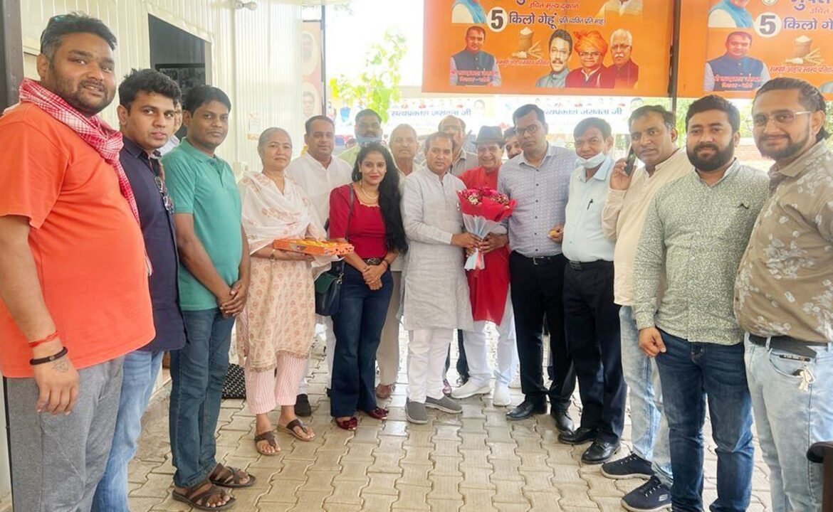 पटौदी के विधायक सत्यप्रकाश जरावता से मुलाकात करते आरडब्ल्यूए प्रतिनिधि व सरपंच सुंदर लाल।  
