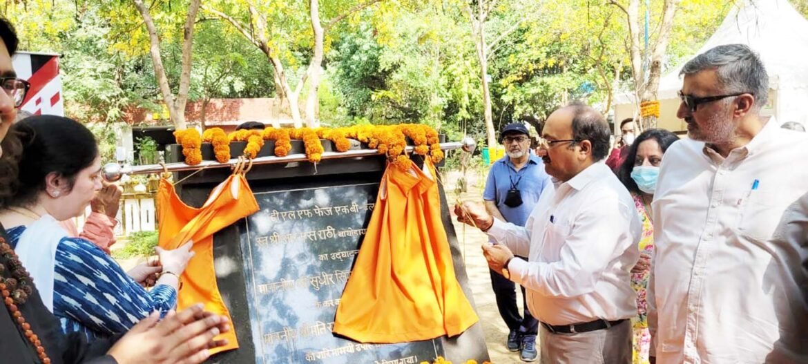 गुरुग्राम के डीएलएफ फेज-एक के बी-ब्लॉक में दिवंगत पार्षद आरएस राठी के नाम पर बायोडायवर्सिटी पार्क का उद्घाटन करते विधायक सुधीर सिंगला।