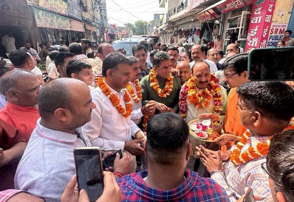 गुरुग्राम छोटू राम चौक पर सीवर लाइन के निर्माण कार्य के शुभारंभ पर विधायक सुधीर सिंगला का स्वागत करते लोग। छोटू राम चौक पर दो करोड़ रुपये की लागत से डलेगी सीवर लाइन -विधायक सुधीर सिंगला ने किया कार्य का शुभारंभ