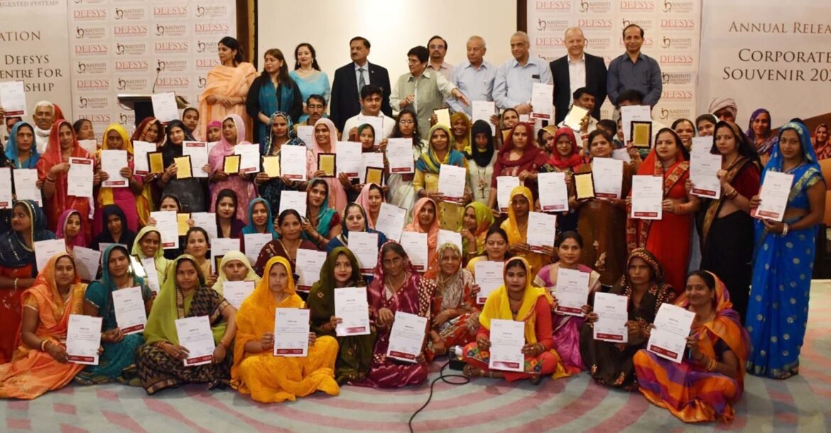 नवज्योति इंडिया फाऊंडेशन के दीक्षांत समारोह में सफल महिलाओं को सम्मानित करते अतिथि। सफलता पाने के लिए अपने जुनून को खोजें महिलाएं: डा. किरण बेदी -नवज्योति फाउंडेशन ने मनाया दीक्षांत समारोह