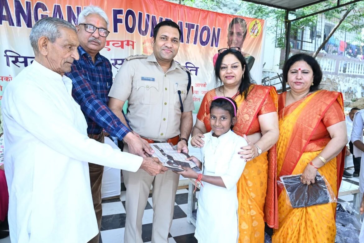 गुरुग्राम के गांव सिकंदरपुर घोसी के राजकीय मिडिल स्कूल में बच्चों को सम्मानित करते एसीपी विकास कौशिक। सरकारी स्कूलों से पढ़कर निकले छात्रों ने बढ़ाया है देश का मान: एसीपी विकास कौशिक
