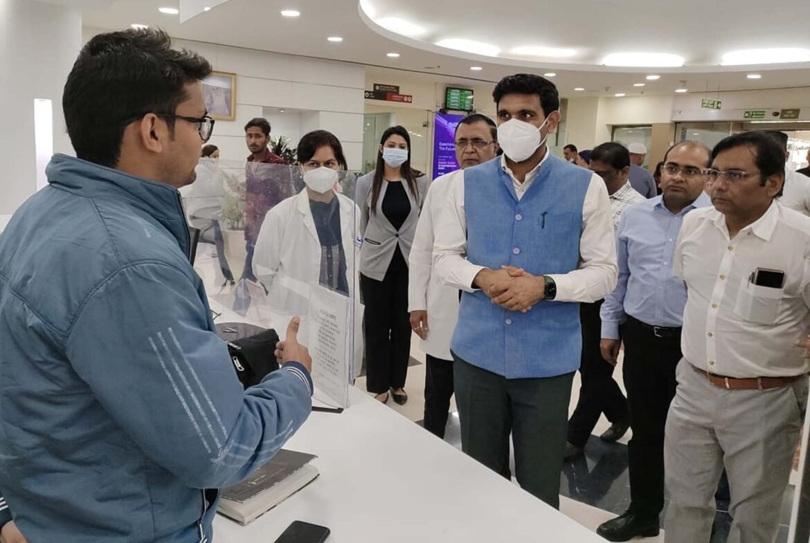 गुरुग्राम के फोर्टिस अस्पताल में बीपीएल परिवारों के इलाज के लिए डेडिकेटिड काउंटर शुरू करने के लिए मुआयना करते डीसी निशांत कुमार यादव। मेदांता व फोर्टिस अस्पताल में बीपीएल परिवारों के इलाज के लिए जल्द शुरू होगा डेडिकेटिड काउंटर -रियायती दरों पर जमीन पाने वाले निजी अस्पतालों में मिलेगी मुफ्त इलाज की सुविधा -कुल बेड संख्या का 20 प्रतिशत हिस्सा बीपीएल परिवारों के आरक्षित