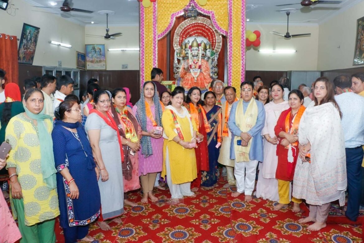 हनुमान चालीसा पाठ कार्यक्रम में शामिल बोधराज सीकरी व अन्य श्रद्धालु