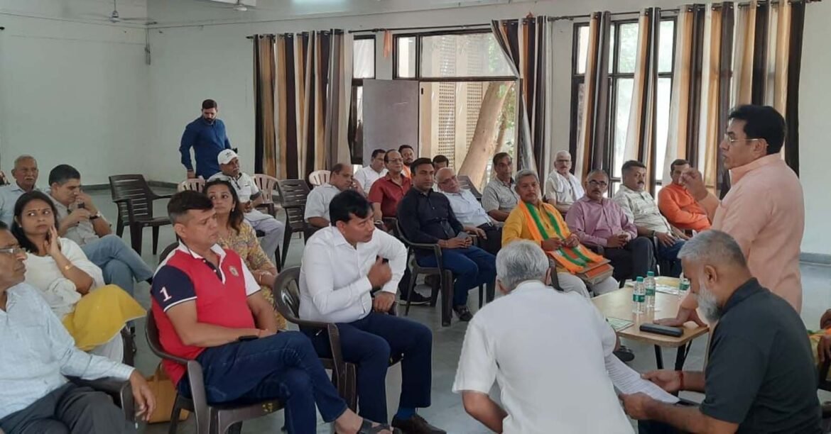 गुरुग्राम के सेक्टर-82 वाटिका में तीन दिवसीय योग एवं चिकित्सा शिविर में योग करते लोग