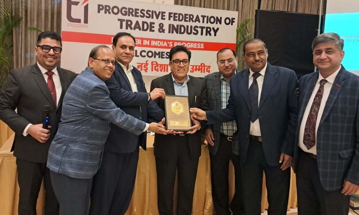 सेक्टर-48 स्थित क्लब कैपरी में प्रोग्रेसिव फेडरेशन ऑफ ट्रेड एंड इंडस्ट्री (पीएफटीआई) की मासिक बैठक में बोधराज सीकरी का स्वागत करते उद्योगपति।