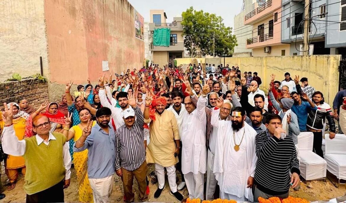 गुरुग्राम के अशोक विहार फेज-3 में आयोजित कार्यक्रम में लोगों के बीच नवीन गोयल।   