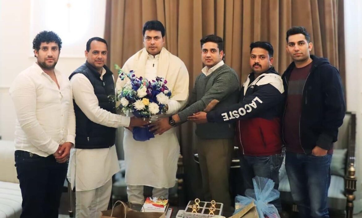 भाजपा हरियाणा प्रभारी एवं त्रिपुरा के पूर्व मुख्यमंत्री बिप्लब कुमार देब को बुके देकर आभार जताते सरपंच सुंदर लाल यादव व साथी।  