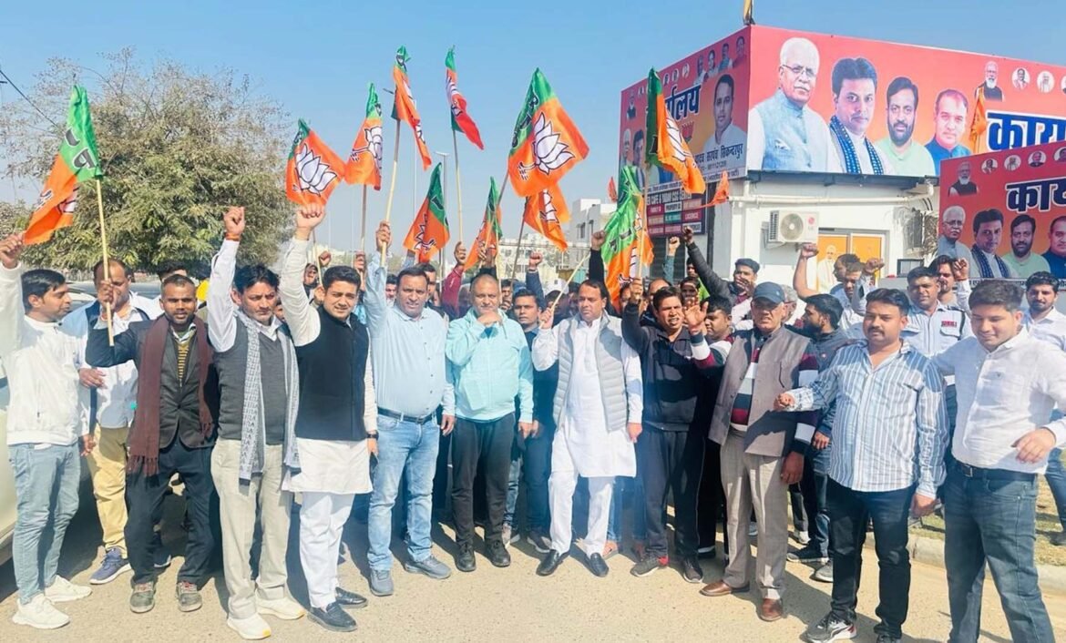 प्रधानमंत्री मोदी की रैली में सेंकड़ों साथियों के साथ पहुंचे सरपंच सुंदर लाल यादव