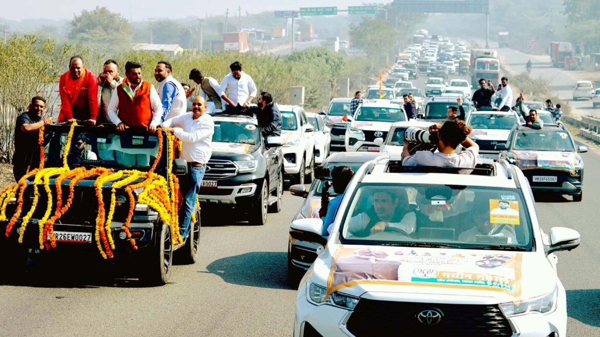 गुरुग्राम से गाडिय़ों का काफिला लेकर साथियों के साथ रेवाड़ी रैली पहुंचे नवीन गोयल