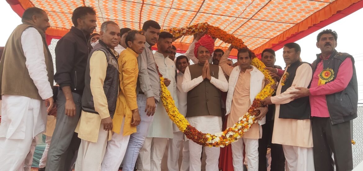 संत रविदास जयंती समारोह में मंचासीन कृषि मंत्री जेपी दलाल, महंत विकास गिरी महाराज।