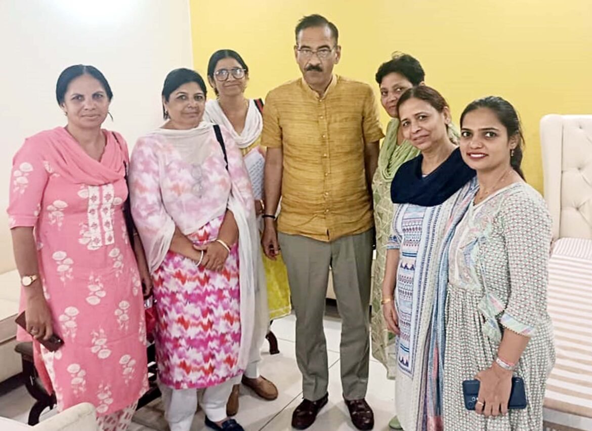 मुख्यमंत्री के चीफ प्रिंसिपल सेक्रेट्री से मुलाकात करतीं नर्सिंग ऑफिसर वेलफेयर एसोसिएशन हरियाणा की पदाधिकारी व सदस्य।   