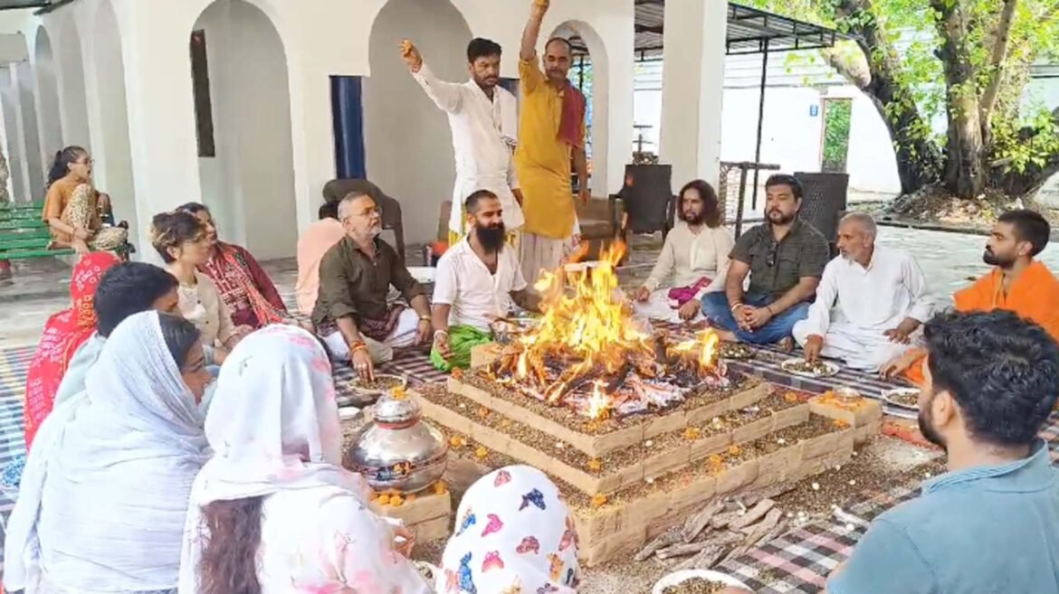 महाशिवरात्रि पर्व पर खोखरा जोहड़ मंदिर में हवन में आहुति डालते पुरोहित व श्रद्धालु।