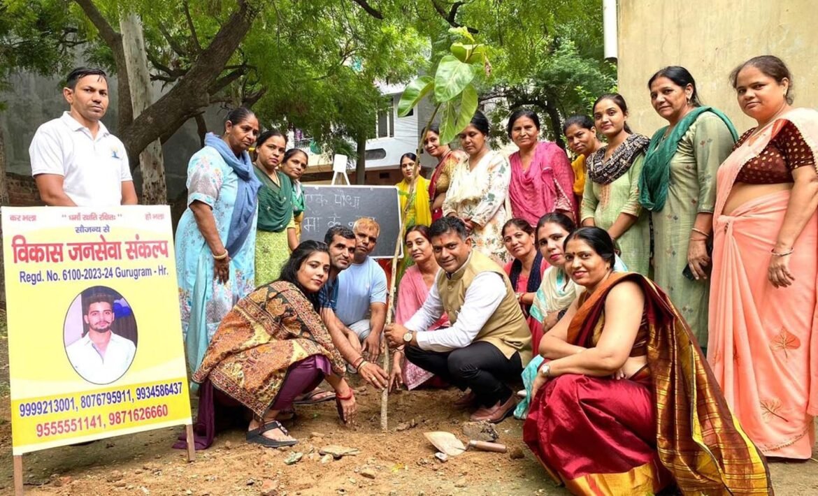 गुरुग्राम के पंजीरी प्लांट स्थित आंगनबाड़ी परिसर में पौधारोपण करते डा. डी.पी. गोयल।