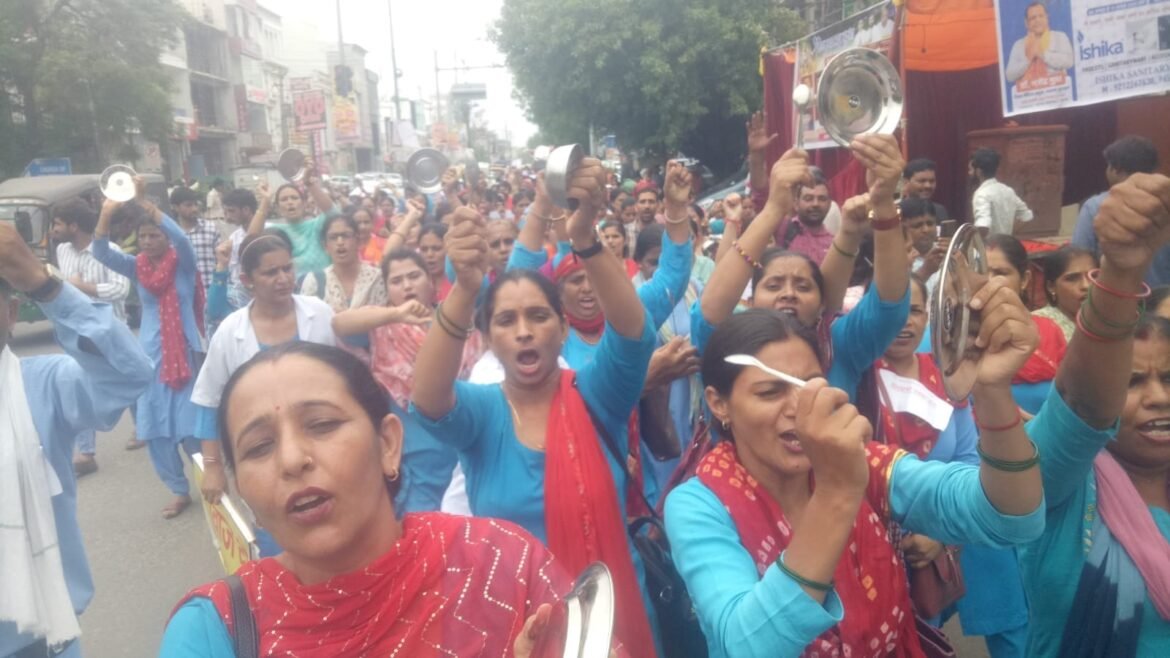 गुरुग्राम में अपनी मांगों को लेकर प्रदर्शन करते एनएचएम कर्मचारी। 