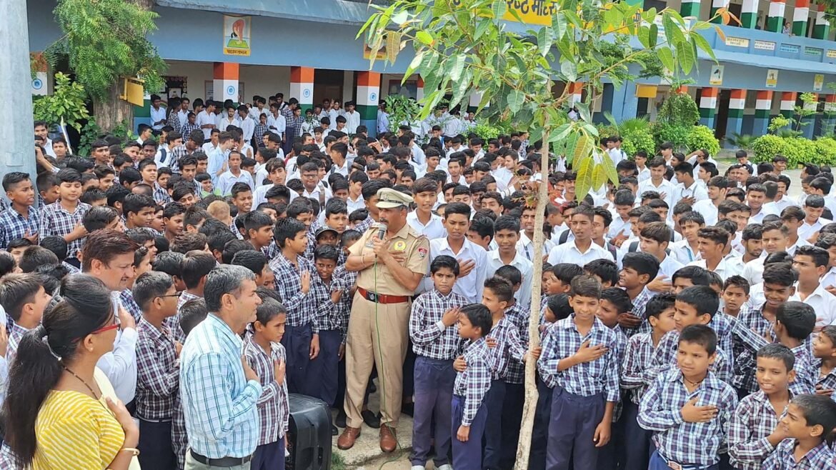 गुरुग्राम के गांव कादरपुर के स्कूल में नशे के विरुद्ध छात्रों को जागरुक करते हरियाणा राज्य नारकोटिक्स कण्ट्रोल ब्यूरो के जागरुकता कार्यक्रम एवं पुनर्वास प्रभारी उप निरीक्षक डॉ. अशोक कुमार वर्मा।
