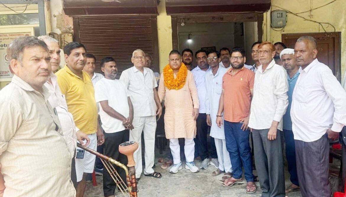 कांग्रेस के प्रदेश प्रवक्ता बनाए गए प्रदीप चौहान का हेलीमंडी में स्वागत करते लोग।