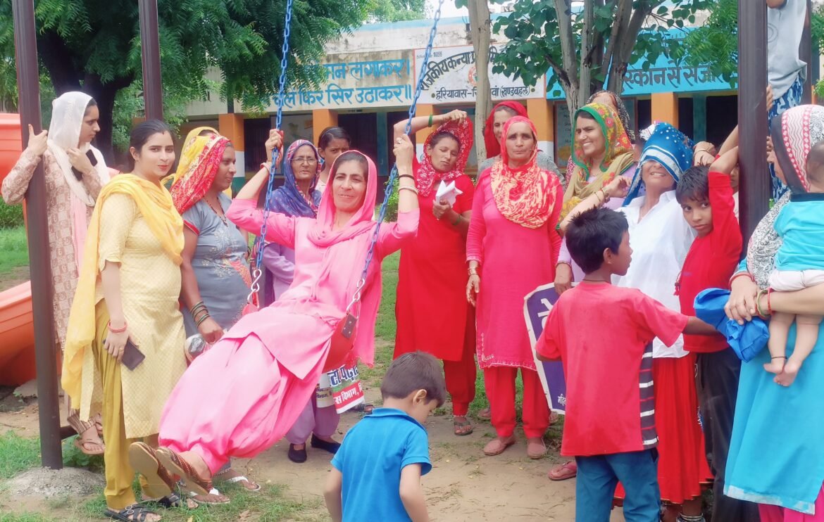 हरियावास गांव तीज उत्सव पर झूला झूलती हुई आंगनबाड़ी कार्यकर्ता उर्मिला हरियावास।